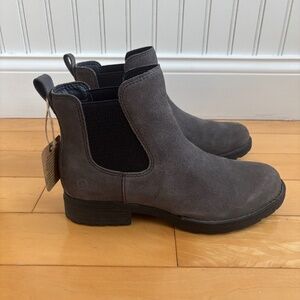 BORN Cove Chelsea ankle boots 9 M dark grey suede
